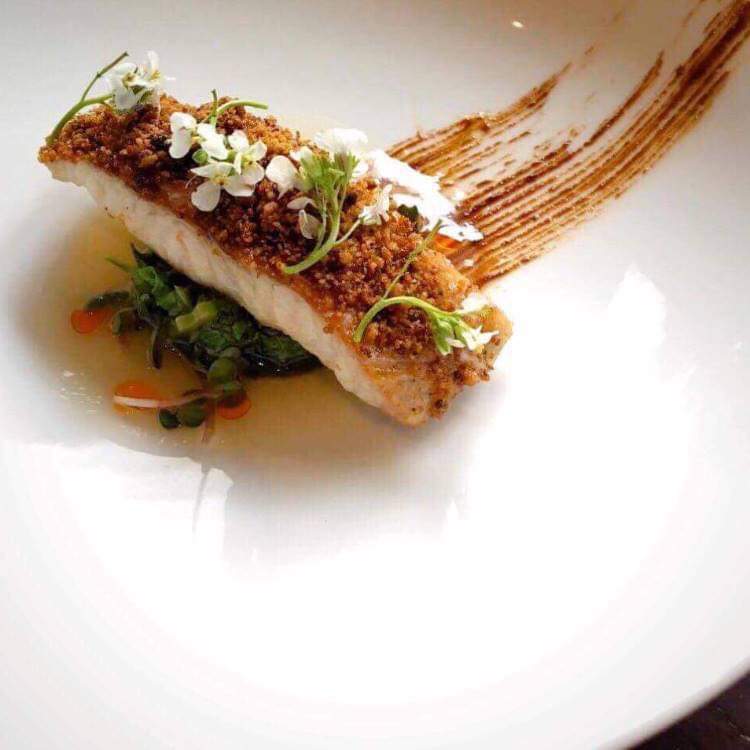 Pescado Crujiente con Tinta de Calamar - Menú Completo del Día