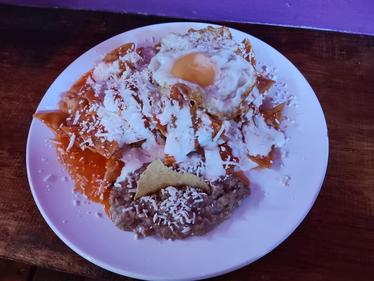 Chilaquiles en Salsa Roja con Huevo
