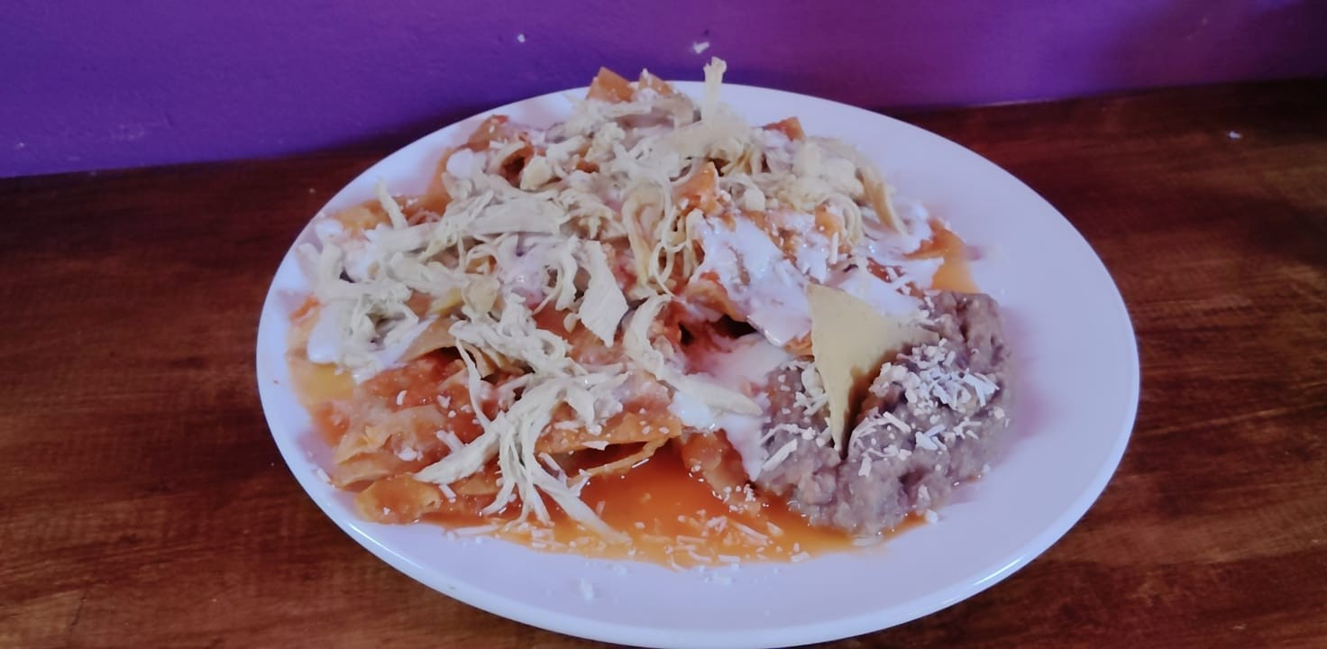 Chilaquiles en Salsa Roja con Pollo